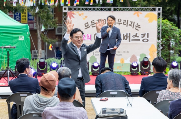 진교훈 서울 강서구청장이 지난 15일 강서구 등촌4단지 아파트에서 열린 ‘어울림 버스킹&베이커리 바자회’에 참석해 주민들에게 인사를 하고 있다. 강서구 제공