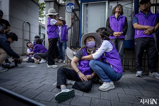 9월30일 서울서부지방법원 앞에서 유가족이 박희영 용산구청장이 무죄판결을 받고 청사를 빠져나간 뒤 오열하고 있다. ⓒ시사IN 박미소