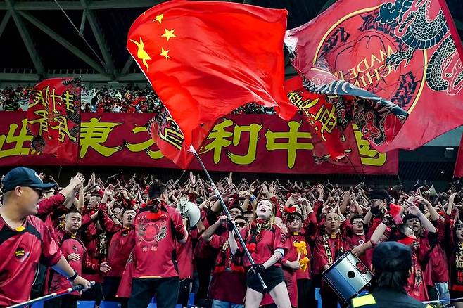 중국 축구팬들이 15일 북중미월드컵 아시아 3차예선 인도네시아전 승리 후 뜨겁게 환호하고 있다. AFP연합뉴스