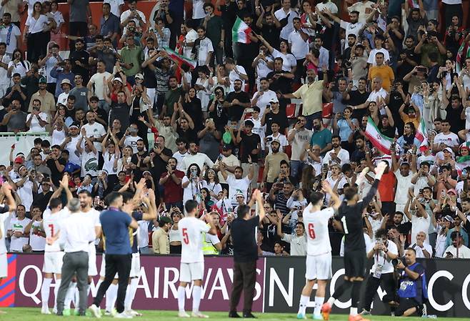 이란 선수들이 16일 북중미월드컵 아시아 3차예선 카타르전에서 승리한 뒤 팬들에게 인사하고 있다. EPA연합뉴스