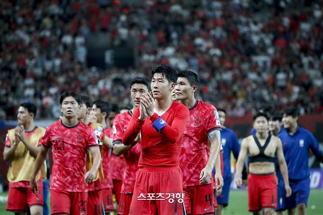 손흥민을 비롯한 한국 축구대표팀 5일 서울월드컵경기장에서 열린 2026 북중미 월드컵 아시아 3차 예선 B조 1차전 팔레스타인과의 경기를 마치고 팬들에게 인사하고 있다. 2024.09.05 문재원 기자