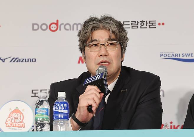 15일 서울 서초구 더케이호텔서울에서 열린 2024-2025 프로배구 V리그 남자부 미디어데이에서 오기노 마사지 OK저축은행 감독이 출사표를 던지고 있다. 2024.10.15 연합뉴스