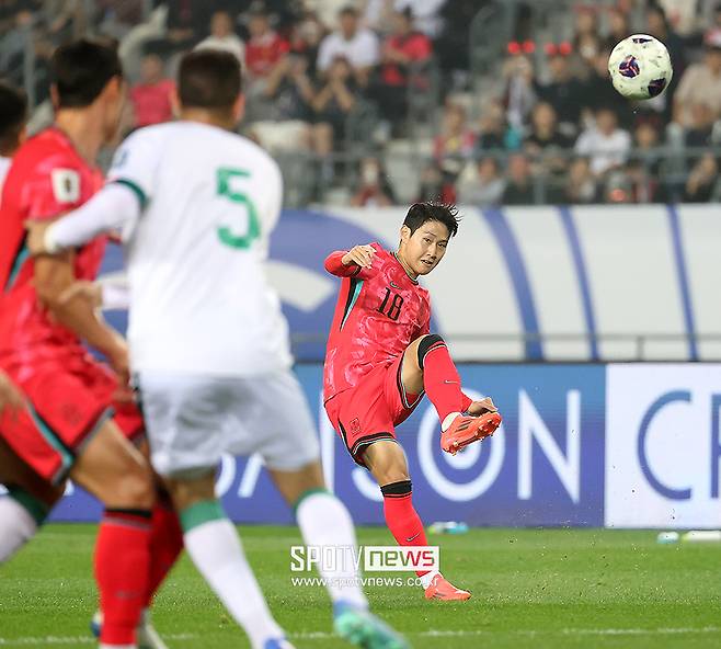 ▲ 축구대표팀의 에이스로 등극한 이강인이 이라크를 상대한 2026 북중미 월드컵 아시아 3차예선에서 집중 견제를 받았다. 홍명보호 출범 이후 치른 4경기에서 아직 득점이 없는 이강인은 매 경기 2명 이상이 따라붙는 압박과 싸우고 있다. 이강인은 오히려 팀을 생각하며 긍정적으로 바라본다. ⓒ 곽혜미 기자