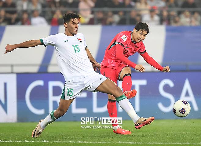 ▲ 축구대표팀의 에이스로 등극한 이강인이 이라크를 상대한 2026 북중미 월드컵 아시아 3차예선에서 집중 견제를 받았다. 홍명보호 출범 이후 치른 4경기에서 아직 득점이 없는 이강인은 매 경기 2명 이상이 따라붙는 압박과 싸우고 있다. 이강인은 오히려 팀을 생각하며 긍정적으로 바라본다. ⓒ 곽혜미 기자