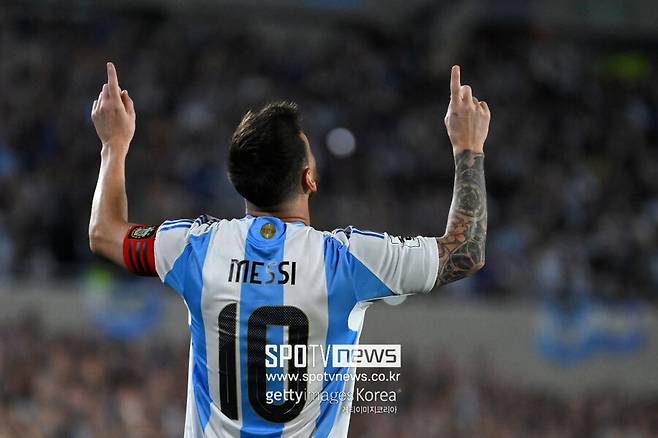 ▲ 메시는 모든 트로피를 들어올린 축구의 신이다. 바르셀로나 시절 스페인 프리메라리가 우승 10회, 코파 델 레이 우승 7회, 스페인 슈퍼컵 우승 7회를 비롯해 유럽축구연맹(UEFA) 챔피언스리그에서도 4회 정상에 올랐다. 파리 생제르맹으로 이적한 뒤에도 프랑스 리그앙 우승 2회를 차지했다. GOAT 등극에 항상 발목 잡혔던 아르헨티나 대표팀에서도 남미축구연맹(CONMEBOL) 코파 아메리카 우승 2회, 국제축구연맹(FIFA) 카타르 월드컵 우승으로 방점을 찍었다. 인터 마이애미를 미국메이저리그사커(MLS) 정상으로 이끈 메시가 북중미 월드컵 예선에서도 펄펄 날며 2연패 발판을 만들고 있다.