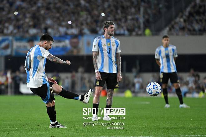 ▲ 메시는 모든 트로피를 들어올린 축구의 신이다. 바르셀로나 시절 스페인 프리메라리가 우승 10회, 코파 델 레이 우승 7회, 스페인 슈퍼컵 우승 7회를 비롯해 유럽축구연맹(UEFA) 챔피언스리그에서도 4회 정상에 올랐다. 파리 생제르맹으로 이적한 뒤에도 프랑스 리그앙 우승 2회를 차지했다. GOAT 등극에 항상 발목 잡혔던 아르헨티나 대표팀에서도 남미축구연맹(CONMEBOL) 코파 아메리카 우승 2회, 국제축구연맹(FIFA) 카타르 월드컵 우승으로 방점을 찍었다. 인터 마이애미를 미국메이저리그사커(MLS) 정상으로 이끈 메시가 북중미 월드컵 예선에서도 펄펄 날며 2연패 발판을 만들고 있다.