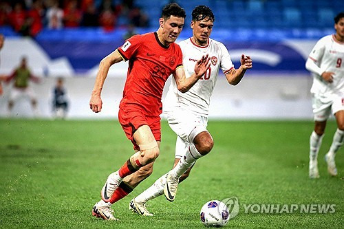 신태용 감독이 이끄는 인도네시아 축구 국가대표팀이 15일(한국시간) 중국 칭다오에 있는 칭다오 유소년 축구 경기장에서 열린 중국과의 2026 국제축구연맹(FIFA) 북중미 월드컵(캐나다-미국-멕시코 공동개최) 아시아 지역 3차 예선 C조 4차전에서 1-2로 패했다.  인도네시아는 앞서 사우디아라비아, 호주, 바레인 등 난적들과 연달아 비기며 승점 3을 챙겼다. 중국은 앞서 3연패를 해 인도네시아가 3차 예선에서 사상 첫 승을 거둘 거란 기대감이 컸다. 하지만 중국의 피지컬에 밀리며 첫 패배를 당했다.  연합뉴스