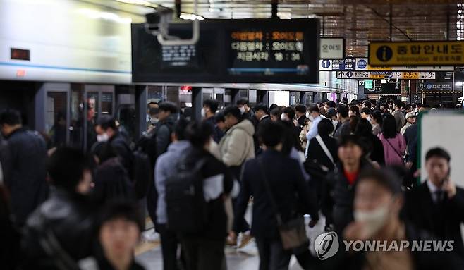 서울지하철 퇴근길 풍경 [연합뉴스 자료사진]