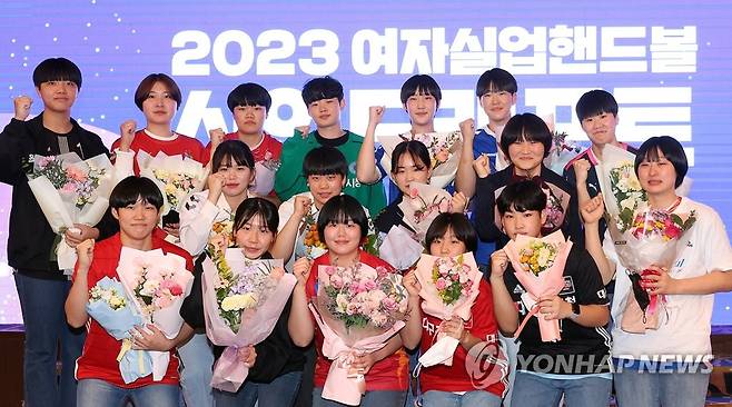 2023 여자 실업핸드볼 신인 드래프트 (서울=연합뉴스) 이지은 기자 = 27일 오후 서울 강남구 리베라호텔에서 열린 여자 실업핸드볼 신인 드래프트에서 지명된 선수들이 기념촬영을 하고 있다. 2022.10.27 jieunlee@yna.co.kr