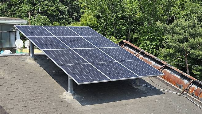 주택 지붕에 설치된 태양광 발전 설비 [경기도 제공. 재판매 및 DB 금지]
