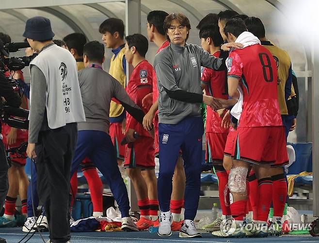 3-2 승리 이룬 홍명보 감독 (용인=연합뉴스) 이지은 기자 = 15일 경기도 용인미르스타디움에서 열린 북중미월드컵 아시아 지역 3차 예선 B조 4차전 대한민국 대 이라크의 경기. 
    3대2로 이긴 홍명보 감독이 경기 직후 선수들을 격려하고 있다. 2024.10.15 photo@yna.co.kr