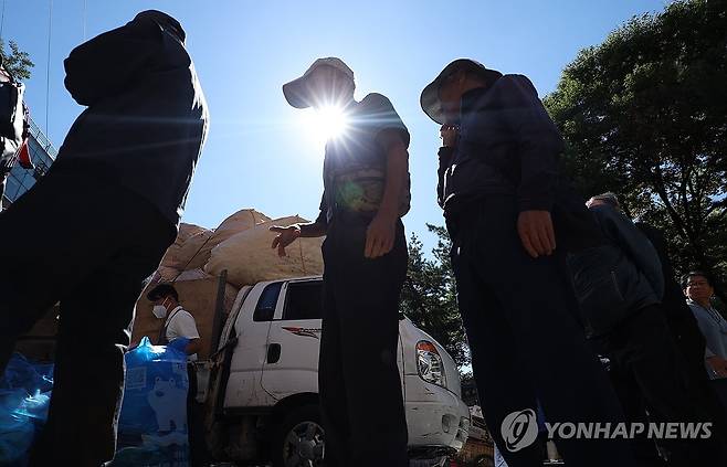 오늘은 노인의 날, 식사 위해 대기하는 어르신들 (서울=연합뉴스) 김도훈 기자 = 노인의 날인 2일 서울 종로구 탑골공원 원각사 노인 무료급식소 앞에 어르신들이 점심식사를 위해 줄지어 서 있다. 2024.10.2 superdoo82@yna.co.kr