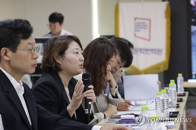 발언하는 신은향 예술정책관 (서울=연합뉴스) 강민지 기자 = 16일 오후 서울 강남구 한국문학번역원에서 열린 한국 문학 해외진출 관계기관 회의에서 신은향 문체부 예술정책관이 발언하고 있다. 2024.10.16 mjkang@yna.co.kr