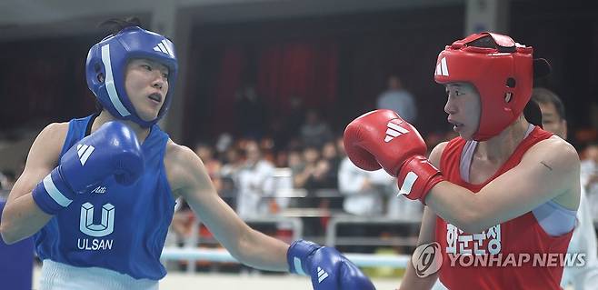 임애지-오연지 전국체전 복싱 격돌 (김해=연합뉴스) 김동민 기자 = 15일 경남 김해학생체육관에서 열린 제105회 전국체육대회(전국체전) 복싱 여자일반부 라이트급 임애지(전남·홍)와 오연지(울산·청)가 경기를 펼치고 있다. 2024.10.15 image@yna.co.kr