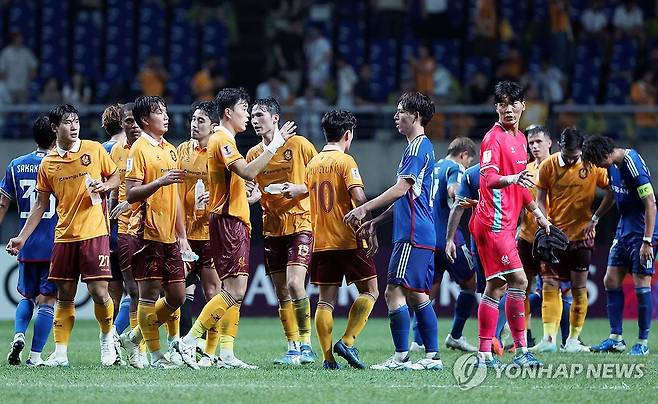 광주FC, 요코하마 상대로 7-3 대승 (광주=연합뉴스) 조남수 기자 = 17일 광주월드컵경기장에서 열린 아시아챔피언스리그(ACL) 엘리트(ACLE) 스테이지 1차전 광주FC와 요코하마 마리노스의 경기. 광주FC 선수들이 7-3으로 승리한 뒤 요코하마 선수들과 인사하고 있다. 2024.9.17 iso64@yna.co.kr