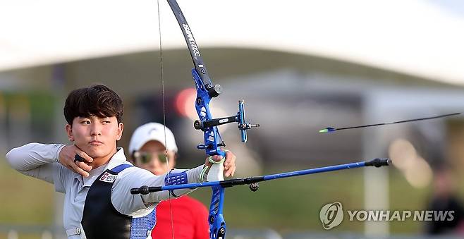 전국체전 양궁 김제덕 집중 (진주=연합뉴스) 김동민 기자 = 16일 경남 진주 공군교육사령부 연병장에서 열린 '제105회 전국체육대회(전국체전)' 양궁 남자 일반부 개인전 결승 김제덕(예천군청)과 남유빈(현대제철) 경기. 김제덕이 집중하고 있다. 2024.10.16 image@yna.co.kr
