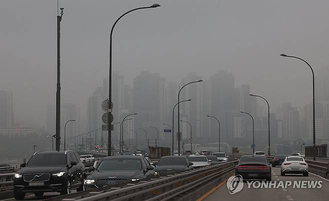 안개 낀 출근길 (서울=연합뉴스) 김인철 기자 = 16일 오전 서울 서초구 반포대교 일대에 안개가 끼어 있다. 2024.10.16 yatoya@yna.co.kr