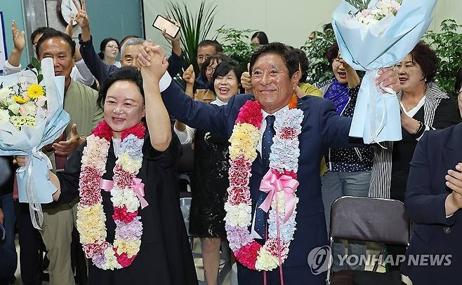 전남 곡성군수에 민주당 조상래 당선 (곡성=연합뉴스) 김혜인 기자 = 10·16 재보궐선거가 치러진 16일 오후 전남 곡성군 곡성읍 선거사무실에서 더불어민주당 조상래 후보가 당선 소식을 듣고 기뻐하고 있다. 2024.10.16 in@yna.co.kr