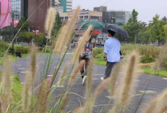 1일 서울 종로구 열린송현녹지광장에서 사람들이 우산 쓰고 이동하고 있다.(사진=연합뉴스)