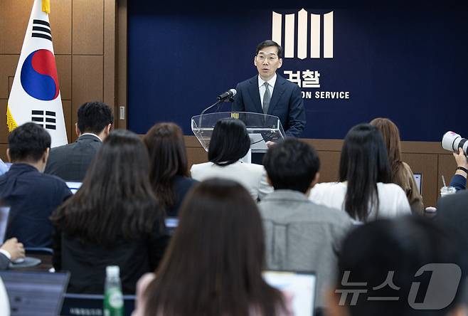 조상원 서울중앙지검 4차장이 17일 오전 서울 서초구 서울중앙지방검찰청에서 윤석열 대통령 부인 김건희 여사의 도이치모터스 시세조종 가담 의혹 수사결과를 발표하고 있다. 2024.10.17/뉴스1 ⓒ News1 이재명 기자