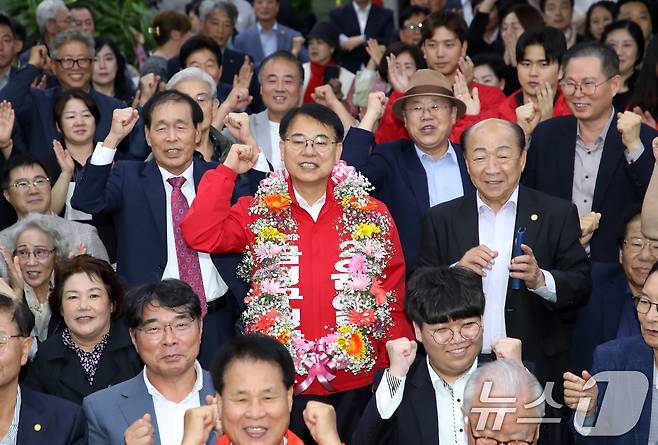 윤일현 국민의힘 금정구청장 보궐선거 후보가 16일 오후 부산 금정구 자신의 선거사무소에서 당선이 유력하게 되자 꽃목걸이를 목에 걸고 지지자들과 기뻐하고 있다. 2024.10.16/뉴스1 ⓒ News1 윤일지 기자