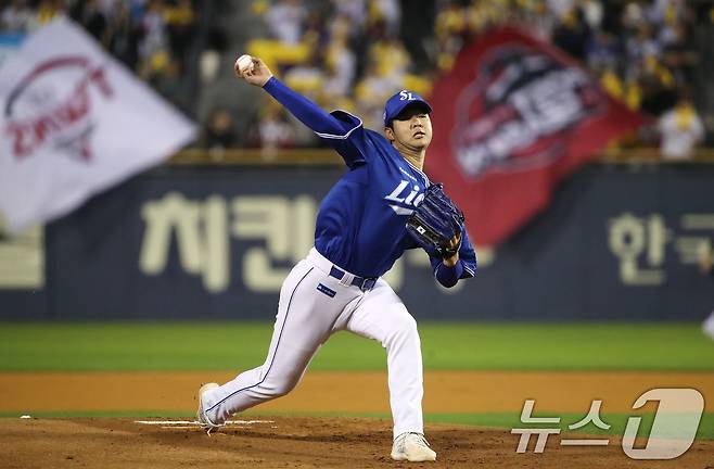 17일 오후 서울 송파구 잠실야구장에서 열린 프로야구 '2024 신한 SOL 뱅크 KBO 포스트시즌' 플레이오프 3차전 삼성 라이온즈와 LG 트윈스의 경기에서 삼성 선발투수 황동재가 역투하고 있다. 2024.10.17/뉴스1 ⓒ News1 임세영 기자