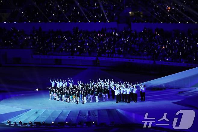 11일 오후 경남 김해종합운동장에서 열린 제105회 전국체육대회 개회식에서 '화합의 불꽃, 미래의 하늘로' 주제 공연이 펼쳐지고 있다. 17일까지 열리는 이번 전국체전에는 2024 파리 올림픽에서 활약한 안세영, 김우진, 임시현 등을 포함해 49개 종목 2만9641명의 선수가 출전한다. 2024.10.11/뉴스1 ⓒ News1 윤일지 기자