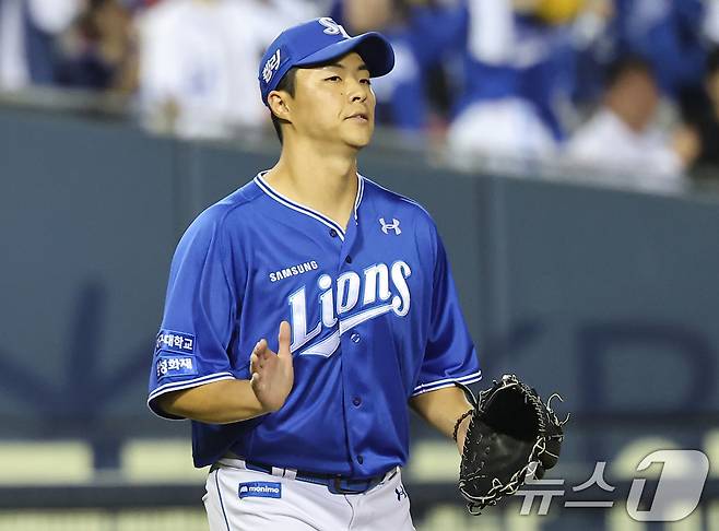 17일 오후 서울 송파구 잠실야구장에서 열린 프로야구 '2024 신한 SOL 뱅크 KBO 포스트시즌' 플레이오프 3차전 삼성 라이온즈와 LG 트윈스의 경기, 5회말 2사 1,2루 상황에 등판한 삼성 김윤수가 LG 오스틴을 외야 뜬공 아웃시킨 뒤 기뻐하고 있다. 2024.10.17/뉴스1 ⓒ News1 김도우 기자