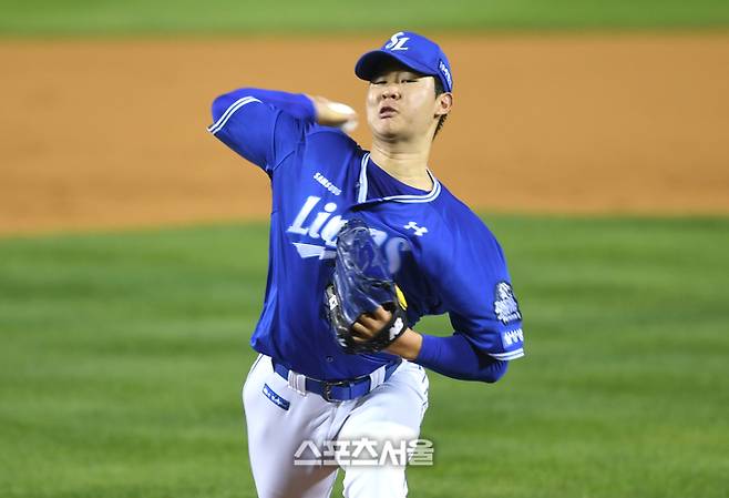 삼성 선발 황동재가 17일 잠실구장에서 열린 LG와 2024 KBO 플레이오프 3차전에서 역투하고 있다. 잠실 | 최승섭기자 thunder@sportsseoul.com