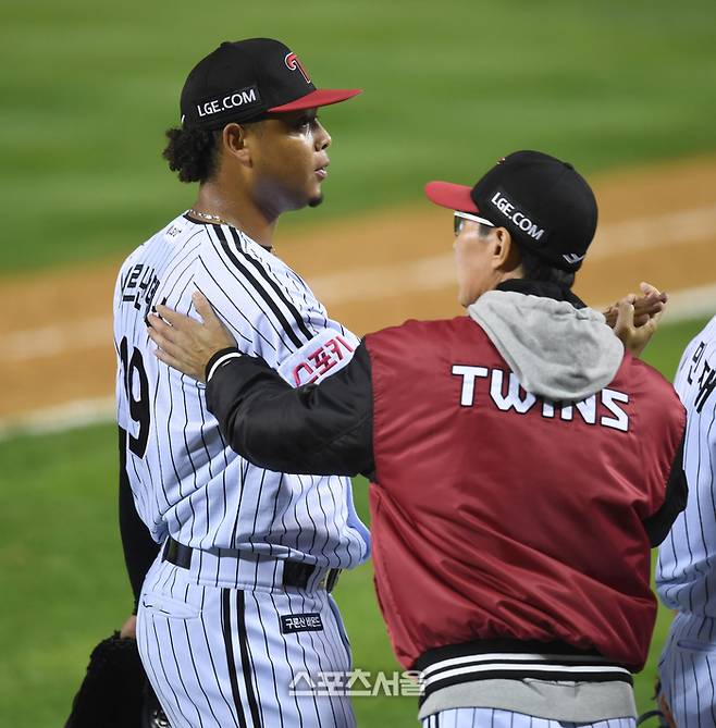 LG 투수 에르난데스가 17일 잠실야구장에서 열린 삼성과 2024 KBO 플레이오프 3차전 승리 후 염경엽 감독과 하이파이브를 하고 있다.  2024. 10. 17. 잠실 | 최승섭기자 thunder@sportsseoul.com