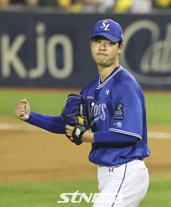 17일 서울 송파구 잠실야구장에서 열린 2024 KBO 포스트시즌 플레이오프 3차전 삼성 라이온즈와 LG 트윈스의 경기, 3회말을 무실점으로 이닝을 종료한 삼성 선발 황동재가 주먹을 불끈 쥐고 있다. 사진┃뉴시스