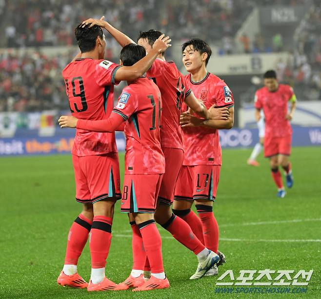 2026 FIFA 북중미월드컵 아시아 지역 3차 예선 B조 4차전 대한민국과 이라크의 경기가 용인미르스타디움에서 열렸다. 오세훈이 선취골을 넣은 뒤 환호하고 있다. 용인=박재만 기자 pjm@sportschosun.com/2024.10.15/