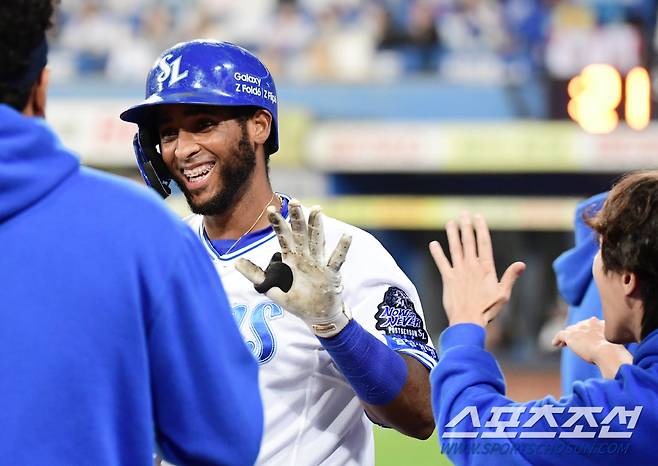 15일 대구삼성라이온즈파크에서 열린 LG와 삼성의 플레이오프 2차전. 7회 LG 백승현 상대 솔로홈런을 날린 삼성 디아즈. 대구=송정헌 기자songs@sportschosun.com/2024.10.15/