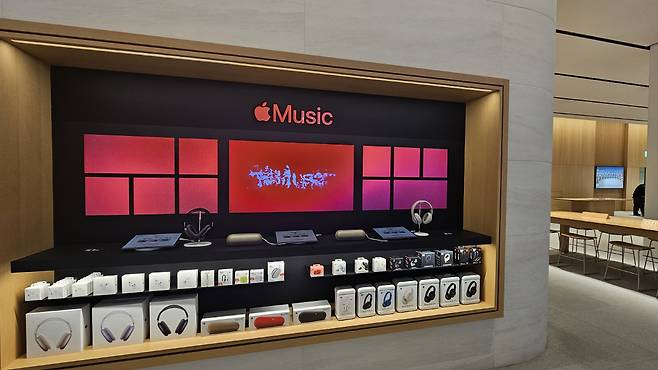 ◇애플스토어 강남은 스마트폰을 비롯해 태블릿PC, 노트북을 비롯해 다양한 IT 주변기기를 각 구역별로 전시를 하고 있으며, 자사 콘텐츠 서비스와 함께 이용 가능한 주변기기를 배치하는 등 고객의 편리한  동선 등을 고려했다.