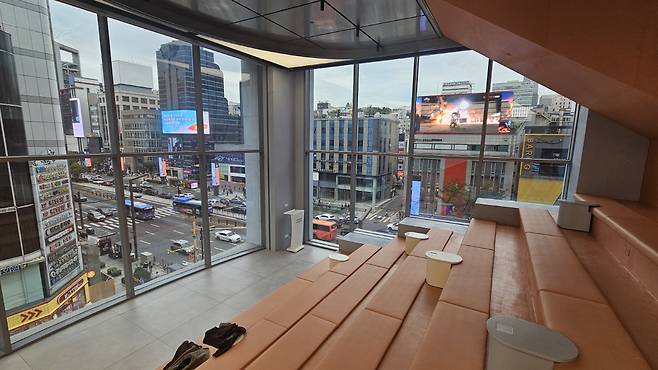 ◇삼성 강남 3층에 있는 소셜라운지는 커피숍 등이 있는 고객 휴식 공간이지만, 지난 14일 오후 이용객은 거의 없었다. 사진=김세형