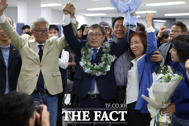 정근식 서울대학교 사회학과 명예교수가 서울시교육감에 당선됐다. 진보 진영 단일후보인 정근식 당선인은 '혁신교육' 등 조희연 전 교육감의 정책을 계승할 전망이다. 정 당선인이 서울 마포구 후보 선거사무소에서 당선이 확실시되자 홍제남 예비후보(오른쪽)와 김재홍 예비후보 등과 함께 손을 들고 기뻐하는 모습./정근식 캠프