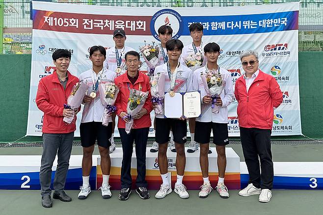 전국체전 남자 고등부 단체 5연패에 성공한 양구고 (사진/대한테니스협회)