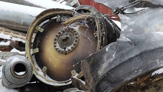 우크라이나 정보 당국이 하르키우에서 발견한 북한제 ‘화성-11’이라고 밝힌 미사일 잔해