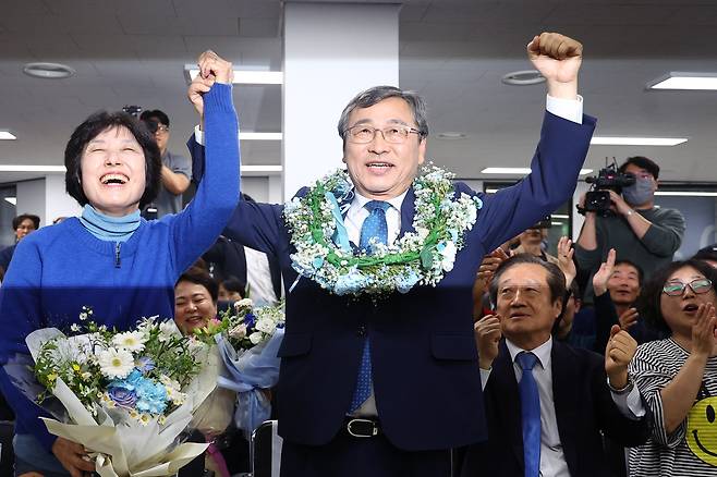 서울시교육감 보궐선거일인 16일 오후 정근식 후보가 서울 마포구에 마련된 사무실에서 당선이 확실시되자 부인 은영 씨와 기뻐하고 있다. /연합뉴스