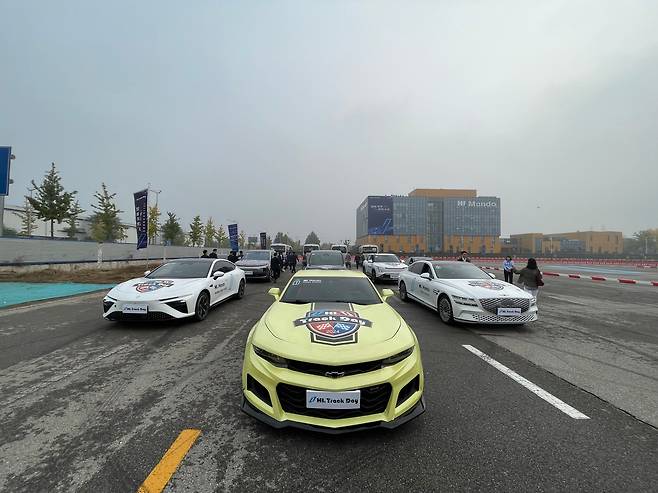 HL만도가 지난 14일 중국 베이징 밀운구 연구소에서 'HL트랙데이'를 개최했다. 이날 신기술 시연을 위해 준비된 차량들./이윤정 기자