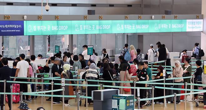 인천국제공항 항공사 체크인 카운터에서 여행객들이 출국 수속을 밟고 있는 모습. 해당 사진은 기사 내용과 무관. /뉴스1
