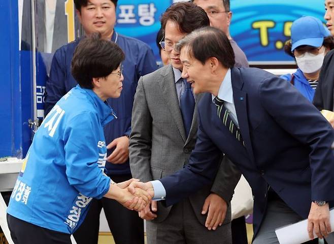 조국 조국혁신당 대표가 지난 14일 부산 금정구 침례병원 인근에서 금정구청장 보궐선거 야권 단일후보인 더불어민주당 김경지 후보를 만나 악수하고 있다. ⓒ뉴시스