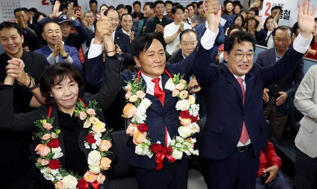 10·16 인천 강화군수 보궐선거에서 박용철 국민의힘 후보가 당선 유력 상황에서 화환을 목에 걸고 기뻐하고 있다. 연합뉴스