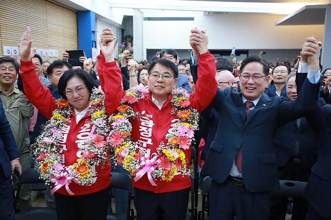 윤일현 국민의힘 후보가 부산 금정구청장 보궐선거에서 당선이 확실시 된다는 소식을 듣고 기뻐하고 있다. 김영동 기자