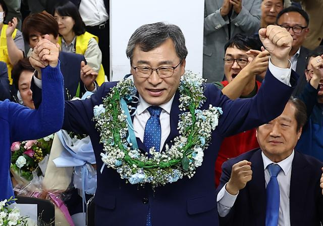 정근식 서울시교육감 보궐선거 후보가 16일 오후 서울 마포구 후보자 사무실에서 당선이 확실시되자 환하게 웃고 있다. 뉴시스