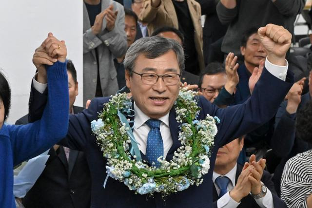 정근식 서울시교육감 보궐선거 후보가 16일 서울 마포구 후보자 사무실에서 당선이 확실시되자 지지자들과 환호하고 있다. 정다빈 기자