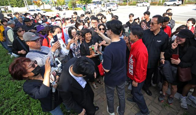 한동훈 국민의힘 대표가 12일 오후 부산 금정구 노포역 일대에서 시민들에게 윤일현 금정구청장 후보에 대한 지지를 호소하고 있다. 뉴스1