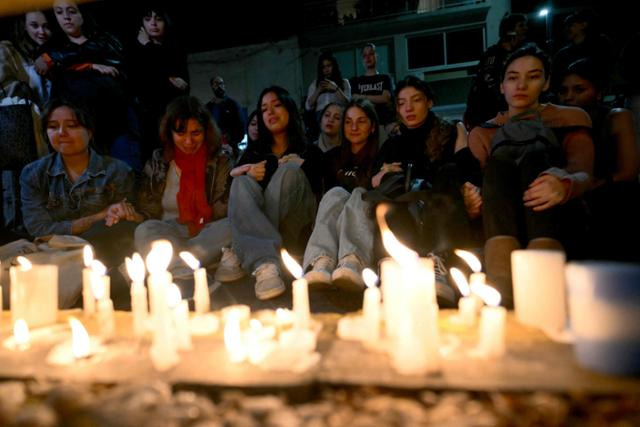 16일 세상을 떠난 영국 가수 리엄 페인의 팬들이 그가 머물던 호텔 인근에 촛불을 켠 채 추모하고 있다. AFP 연합뉴스