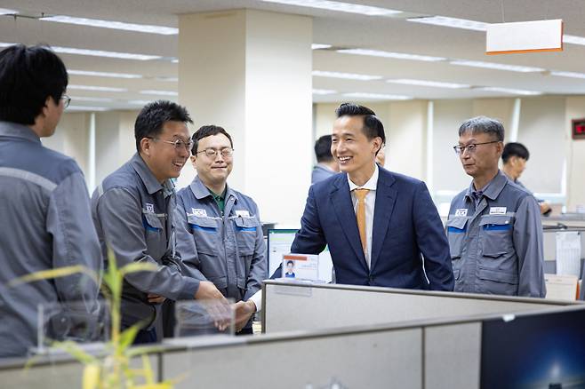 <yonhap photo-3291="">2023년 한화오션 거제사업장 방문한 김동관 한화그룹 부회장. 한화 제공</yonhap>