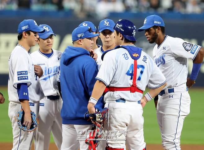 2024 프로야구 KBO 포스트시즌 삼성라이온즈와 LG트윈스의 플레이오프(PO) 2차전 경기가 15일 오후 대구삼성라이온즈파크에서 열렸다. 7회초 2사 1,2루 위기를 맞자 박진만 감독이 직접 마운드에 올라 투수 원태인과 포수 강민호 등 내야진을 격려하고 있다. 대구=김민규 기자 mgkim1@edaily.co.kr /2024.10.15/